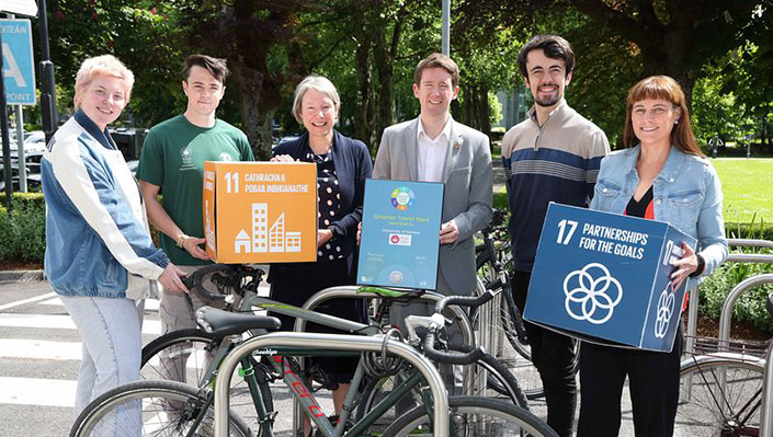 University of Galway students and staff accept the NTA Smarter Travel Mark. Pictured L-R: Faye N&iacute; Dh