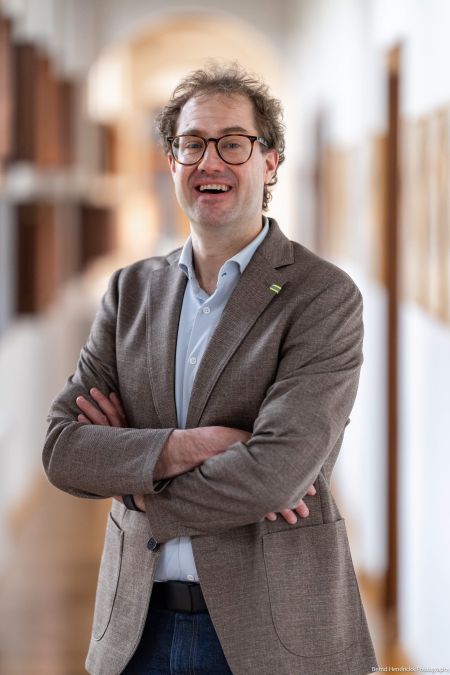 Mike Kestemont standing with arms folded