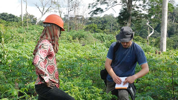 Dr Marc Del&ecirc;tre (NUI Galway) interviewing farmers in their fields and recording cassava (manioc) var